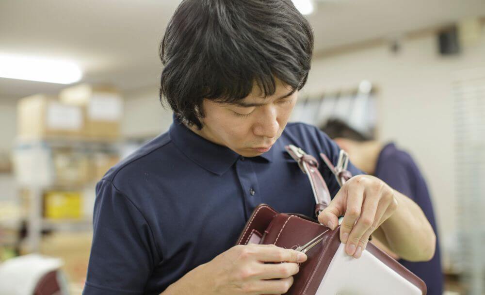 ランドセルのキザミを作るスタッフの写真