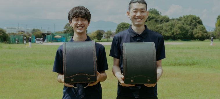 ランドセルを手に持った工房スタッフ2人が並んでいる写真