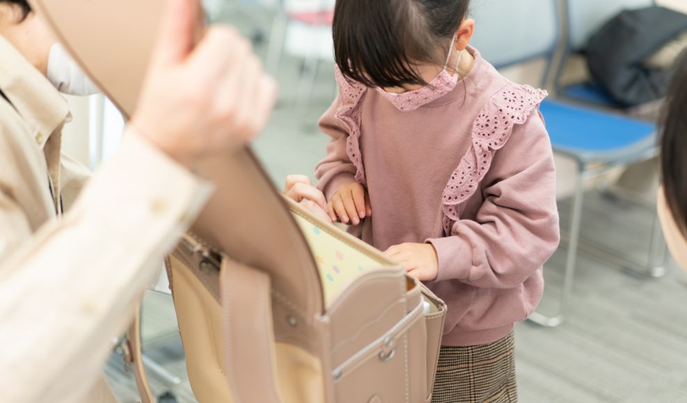 出張店舗の会場でランドセルを選んでいる女の子の写真