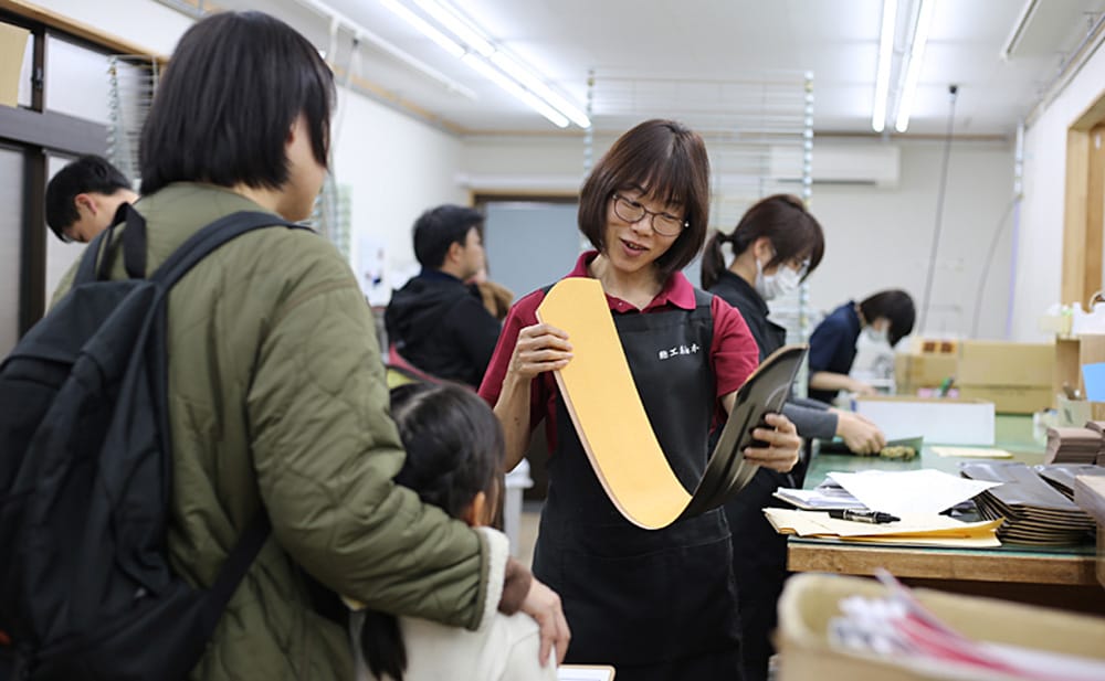 革について説明をする工房スタッフの写真