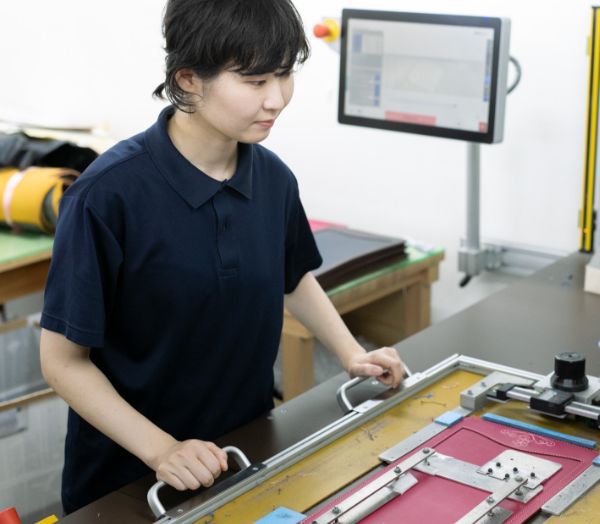 工房スタッフが作業をしている写真