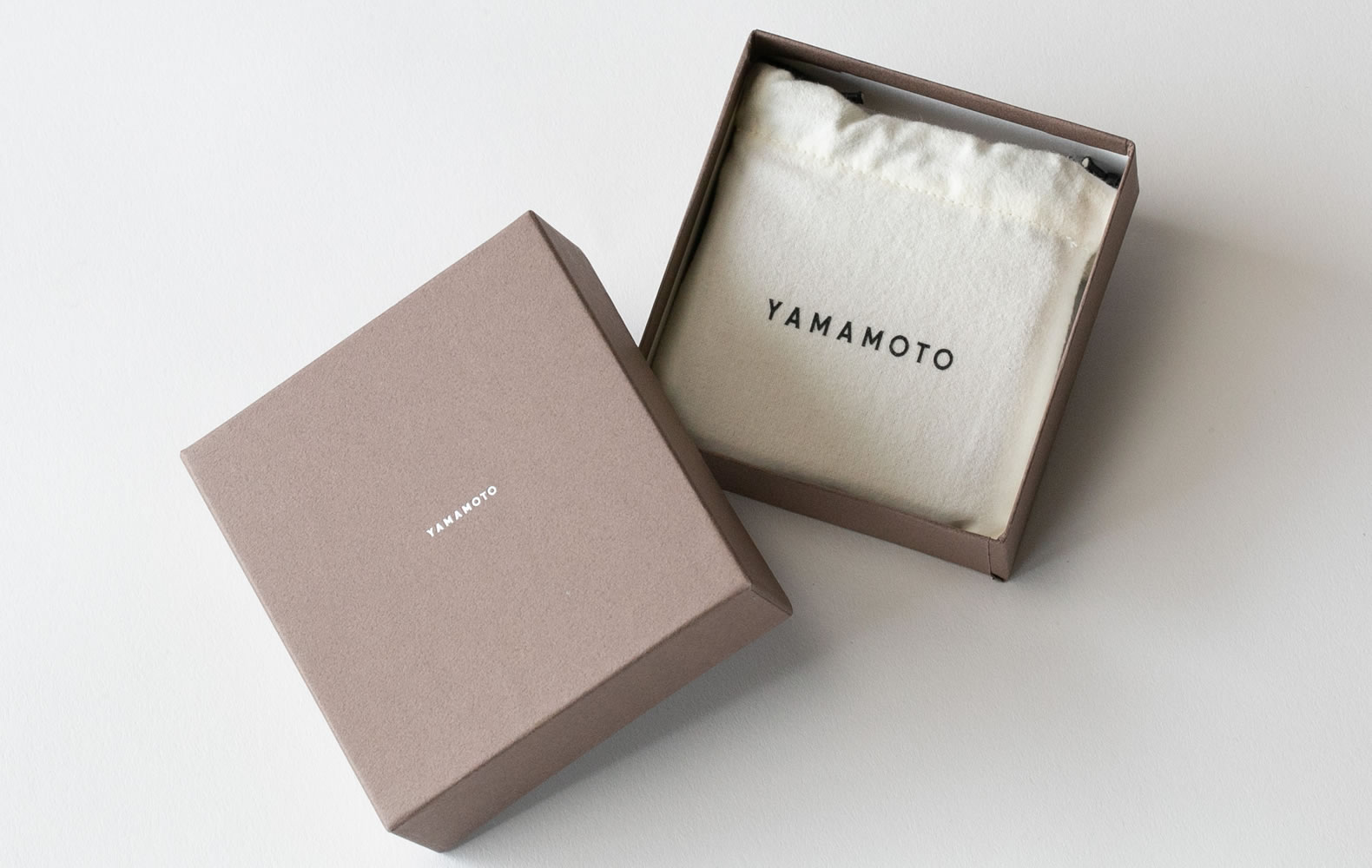 YAMAMOTOロゴが入った巾着とオリジナルボックス