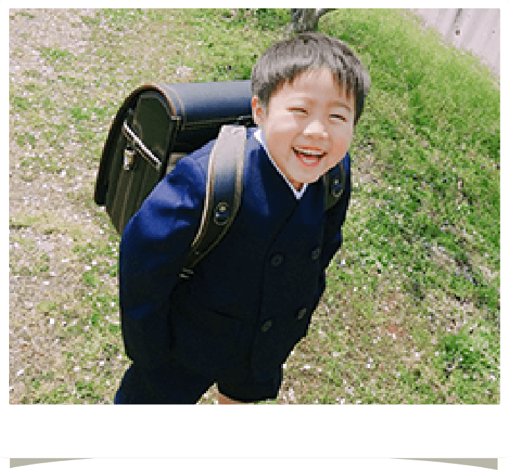 笑顔でランドセルを背負う男の子の写真