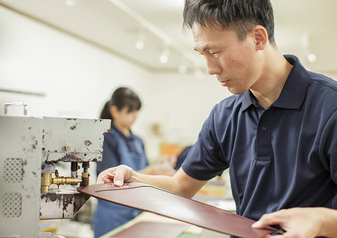 コバ塗り作業の写真