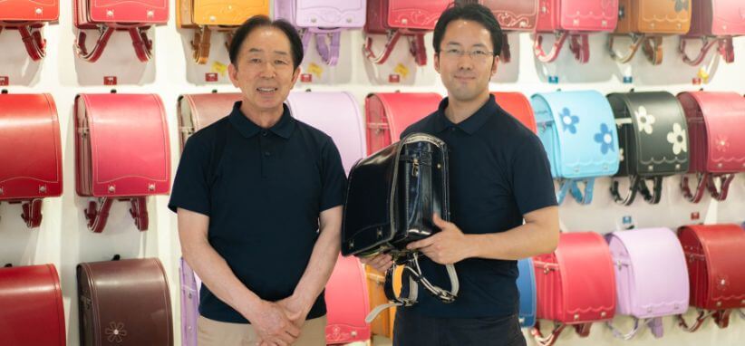 ランドセルを手に持ったスタッフの写真
