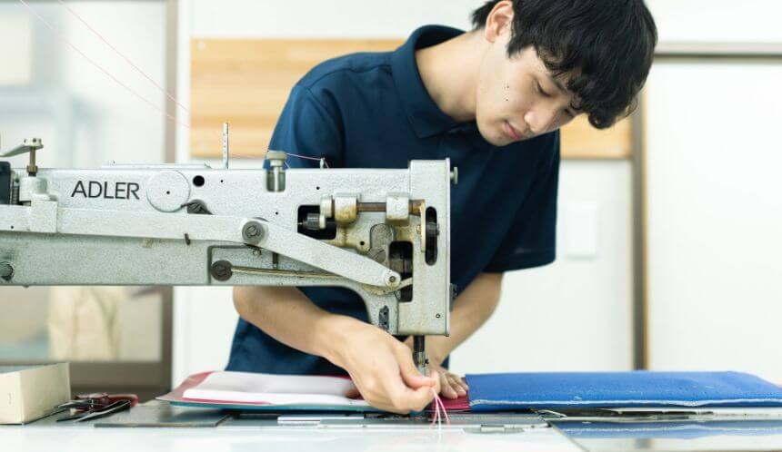 作業をするスタッフの写真
