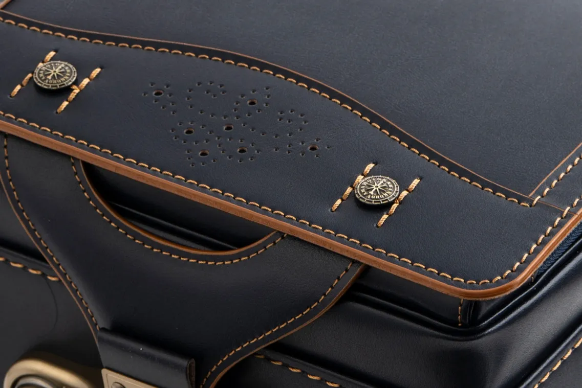 革の断面にニスを塗り重ねる「コバ塗り」