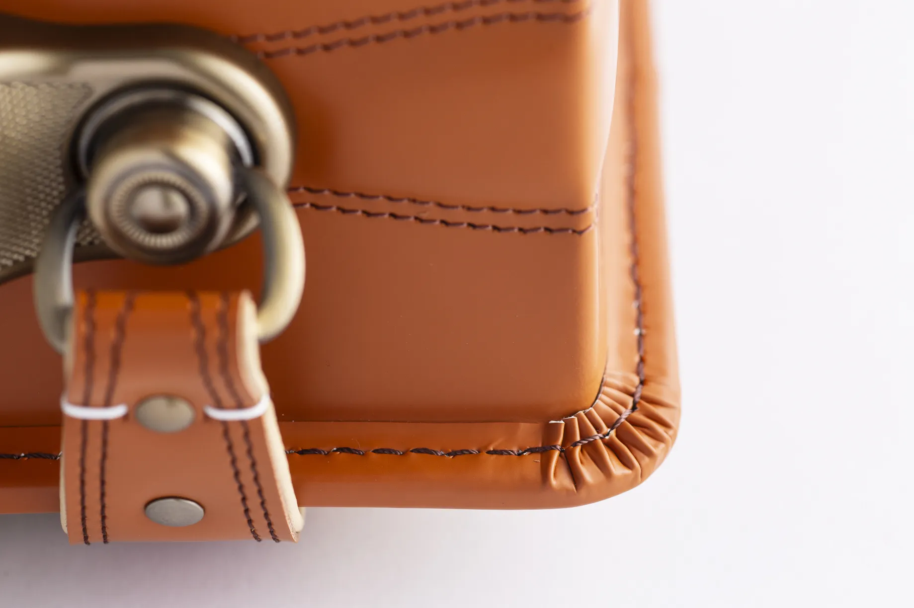 日本の鞄職人が誇る伝統技術で、角の処理にも手間を惜しみません。