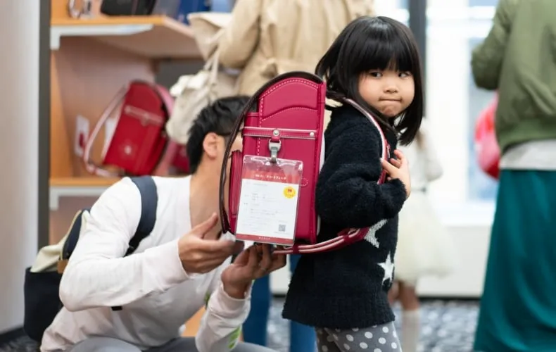 すべてのランドセルを見て触っていただけます