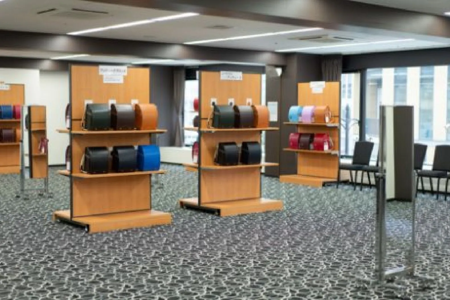 すべてのランドセルを見て触っていただけます