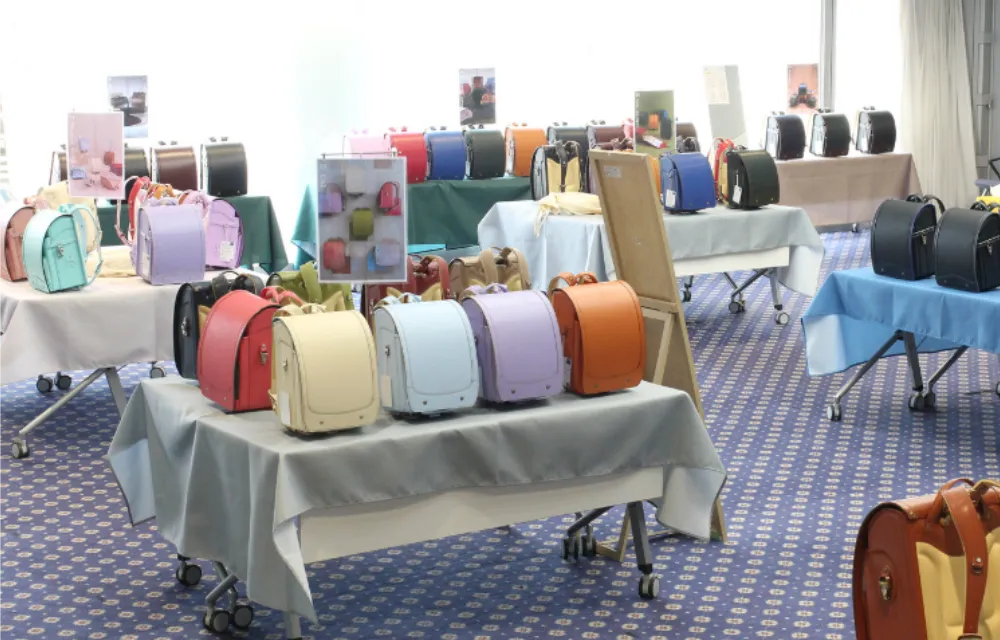 すべてのランドセルを見て、触って、背負っていただけます！