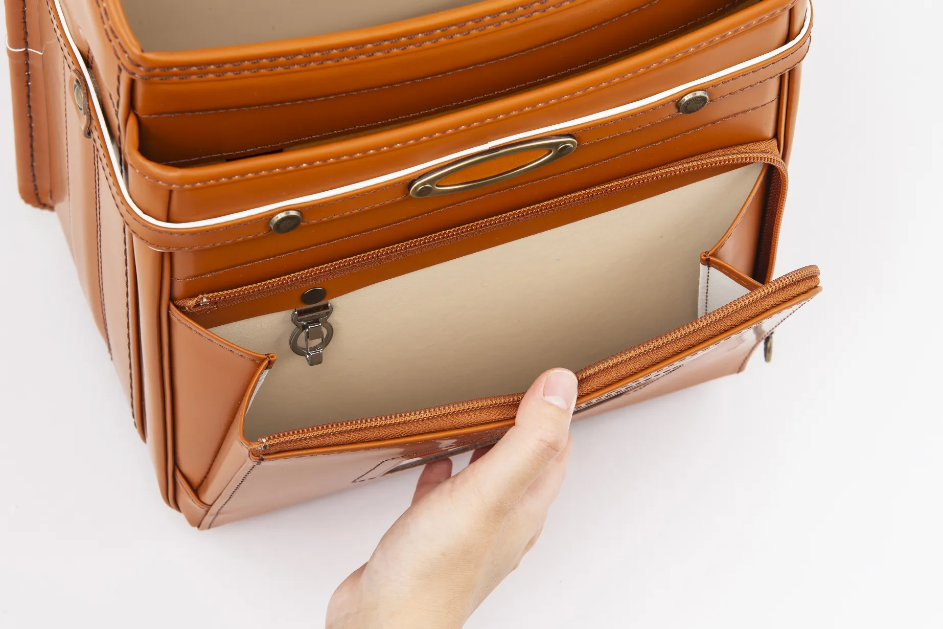 大きく開くマチ付きポケットがだから使いやすい