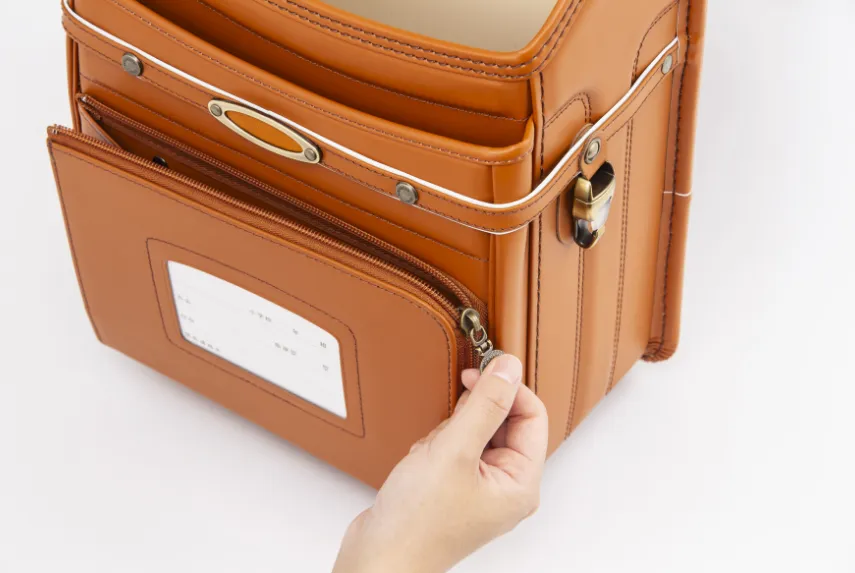 開口部のなめらかな曲線により、片手で簡単に開くことができます。