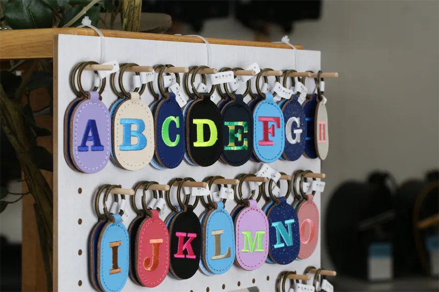 店舗限定販売の本革アルファベットキーホルダー