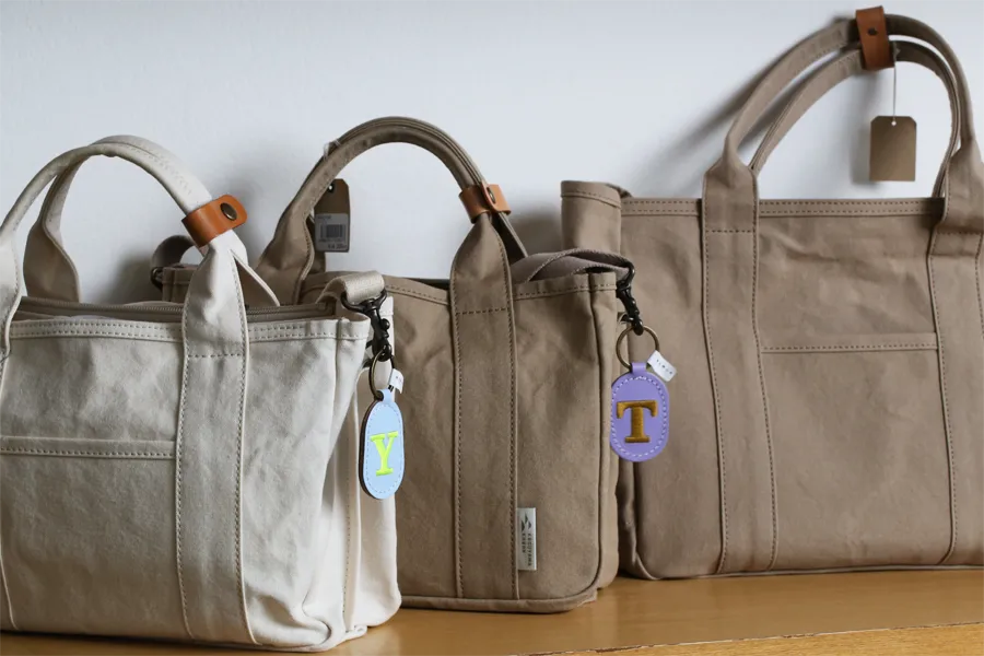 店舗限定販売の本革アルファベットキーホルダー