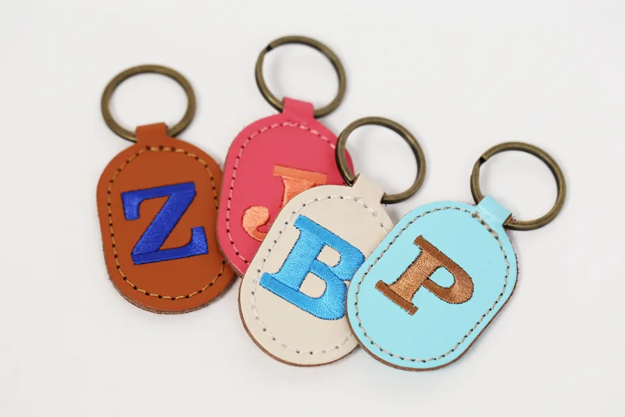 店舗限定販売の本革アルファベットキーホルダー
