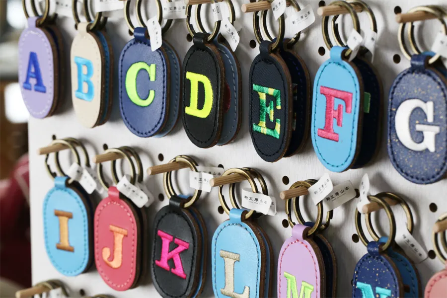 店舗限定販売の本革アルファベットキーホルダー