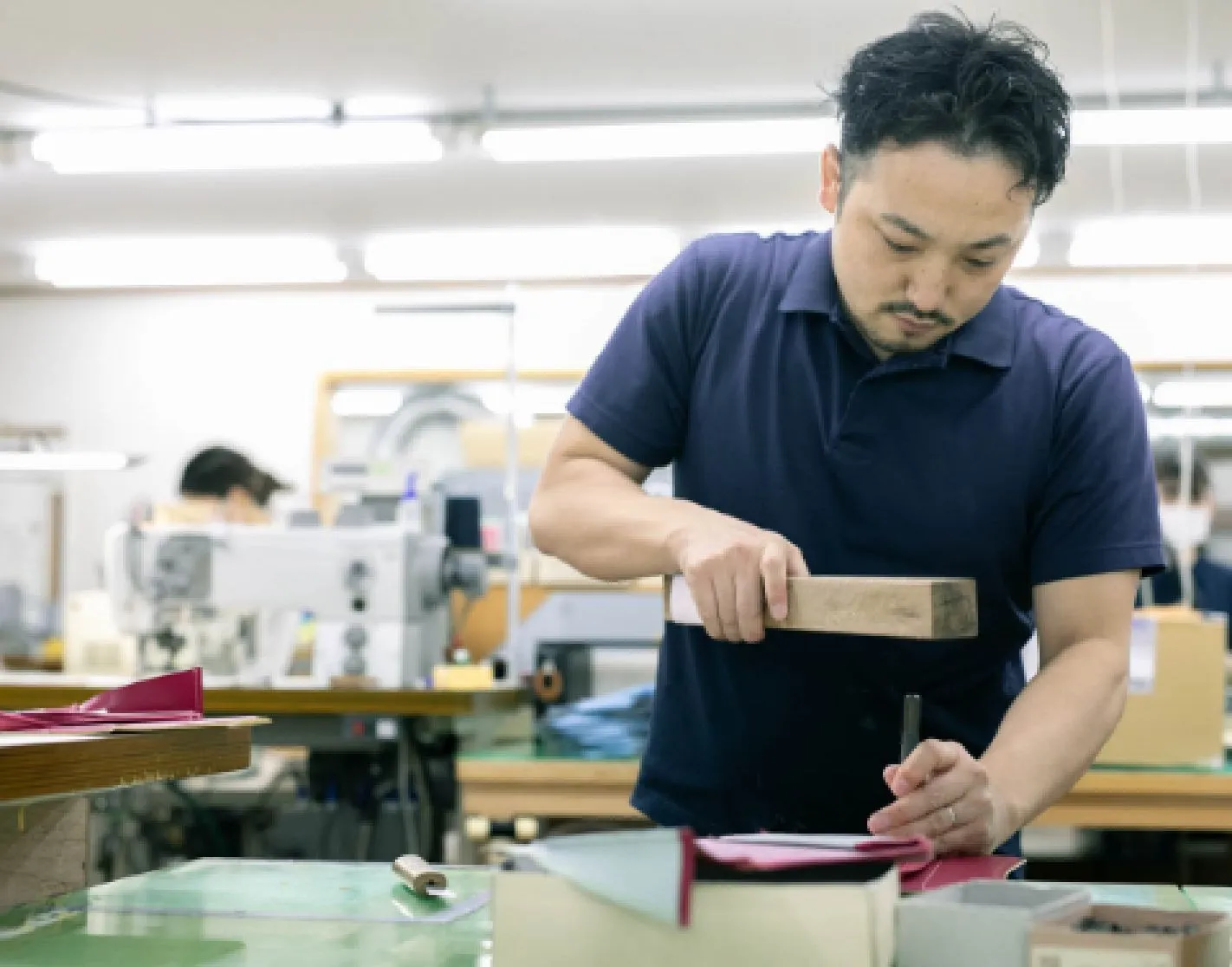 ランドセルづくりが間近に見られる工房。