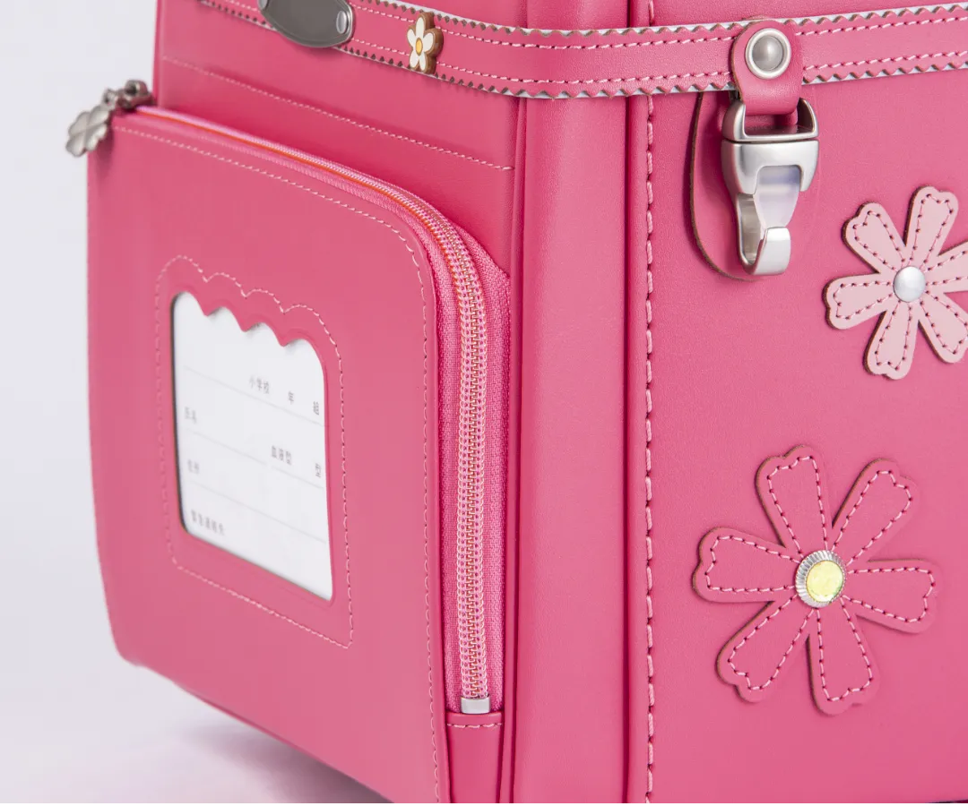 華やかにきらめく、コスモスの花と特別なファスナー