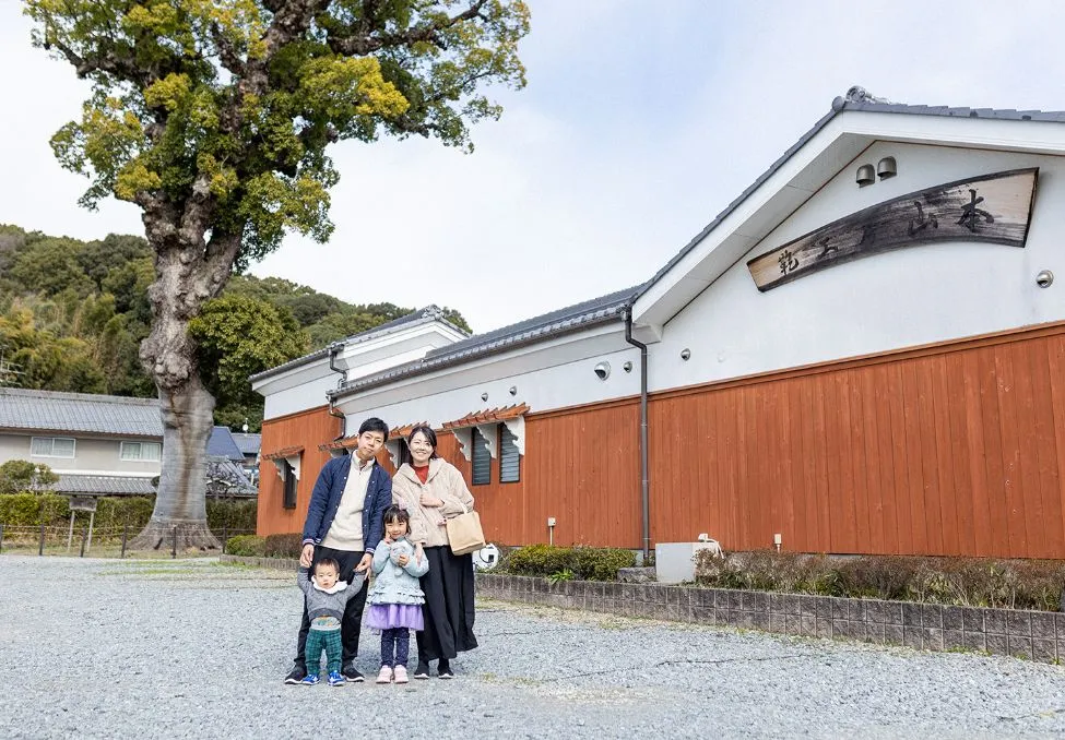 工房の庭には樹齢400年を超える楠が。