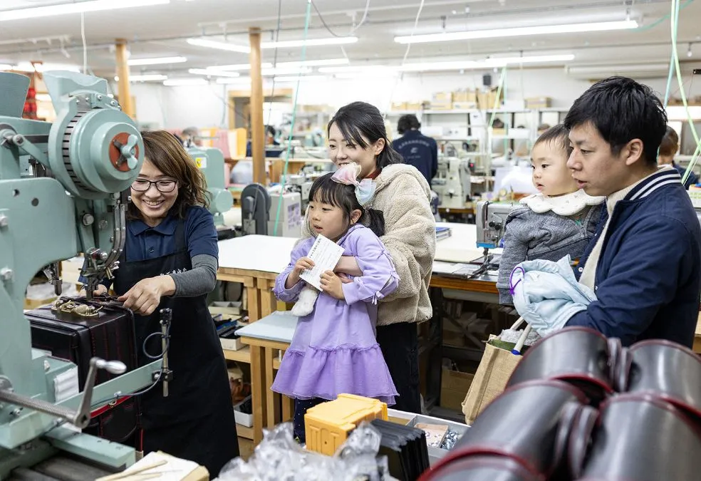 工房に一歩入ると聞こえる様々な音やにおい。
