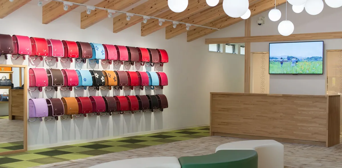 カタログを持って店舗や展示会へ