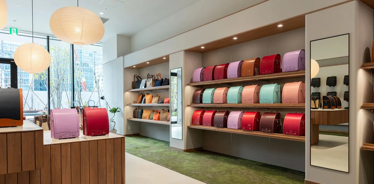 カタログを持って店舗や展示会へ