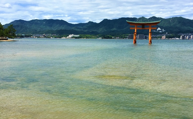 海に浮かぶ大鳥居