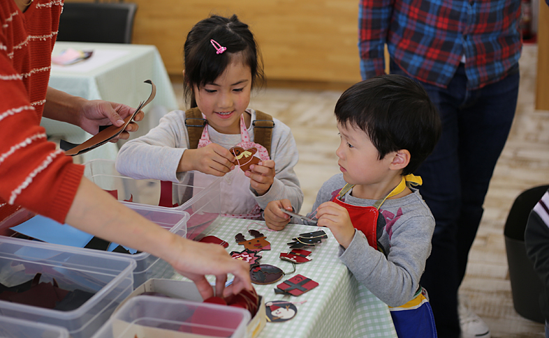 材料を選ぶお子さま方