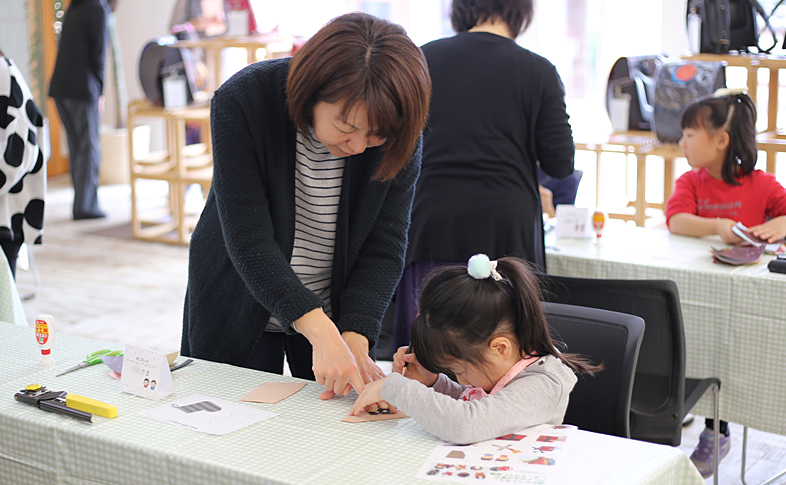 革に下書きするお子さま