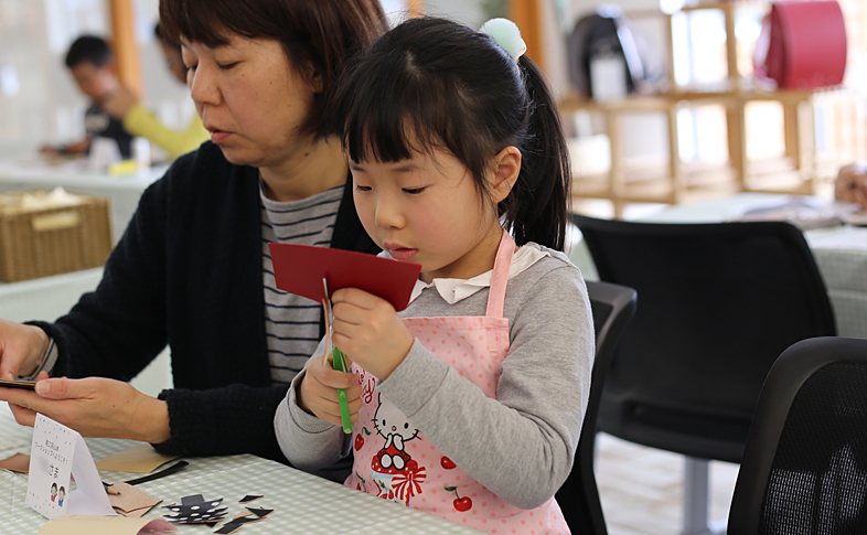 はさみで革を切るお子さま