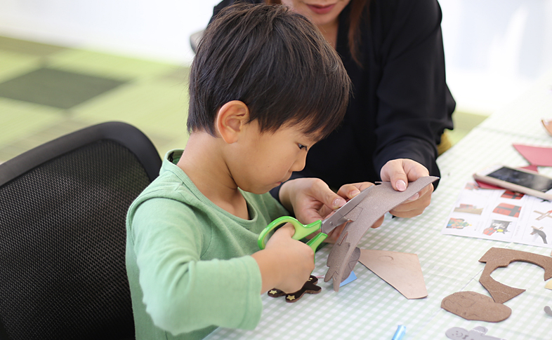 はさみで革を切るお子さま