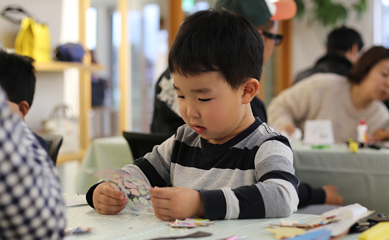 シールを選ぶお子さま