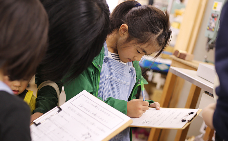 用紙に書き込むお子さま