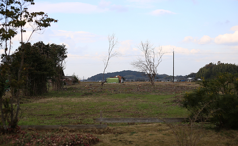 明日香村の風景を楽しめる庭