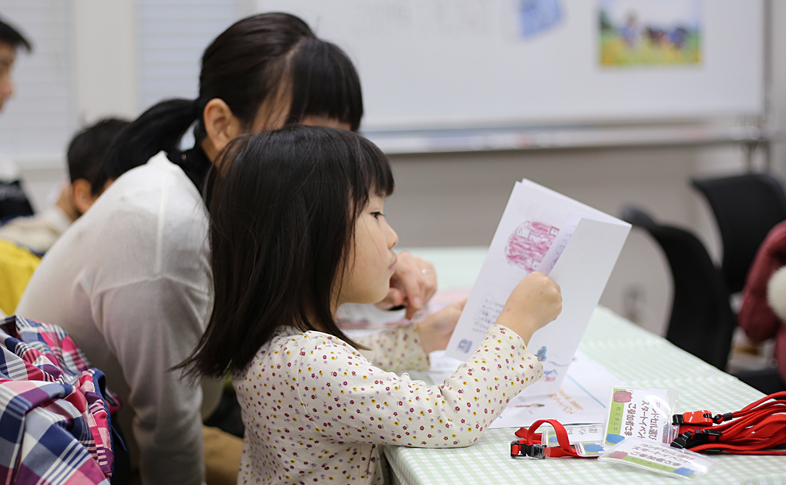 教科書を見るお子さま