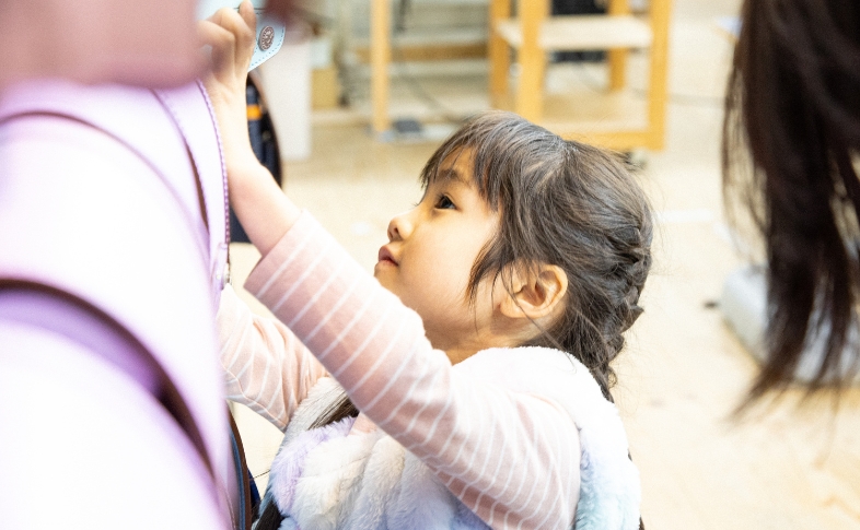 ランドセルを見る子ども