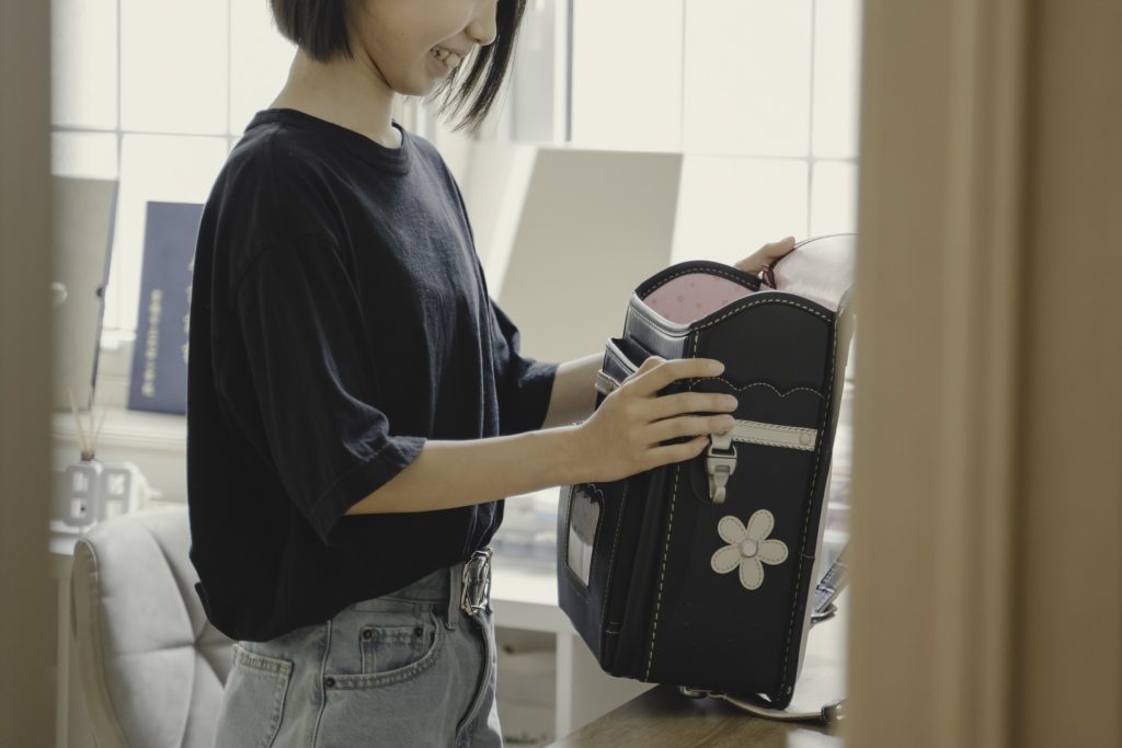 ランドセルを見る女の子