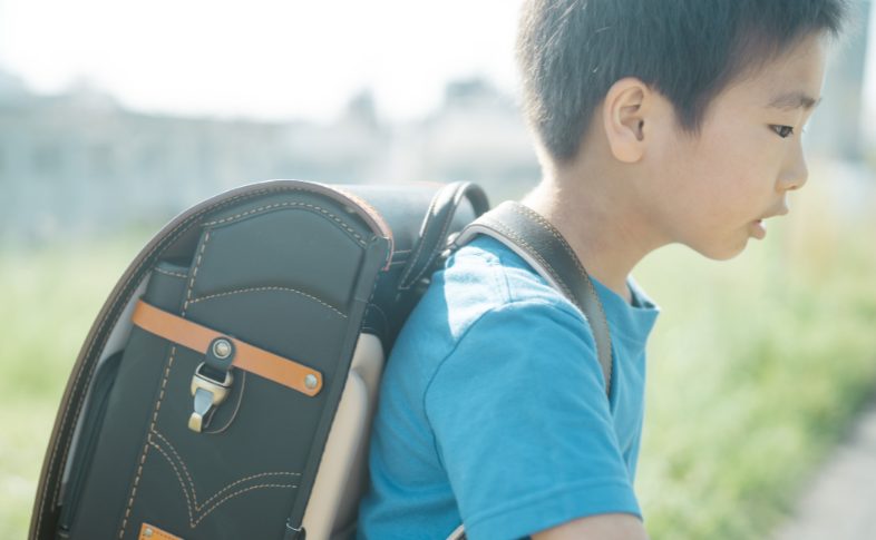 ランドセルを背負った男の子