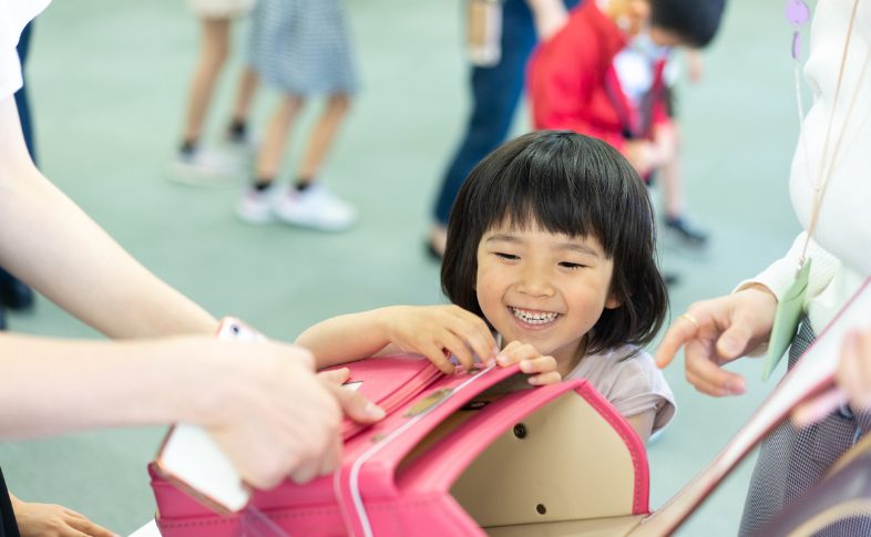ランドセルを選ぶ女の子
