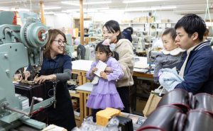 産経新聞にて、鞄工房山本の「工房見学」が紹介されました