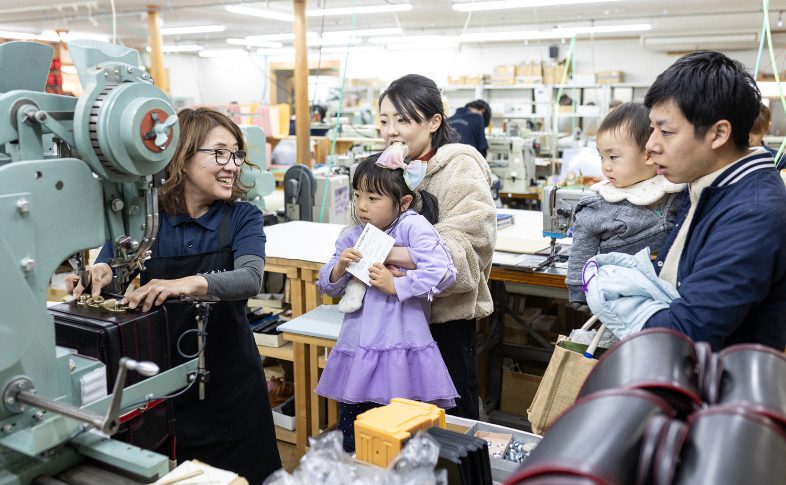 産経新聞にて、鞄工房山本の「工房見学」が紹介されました