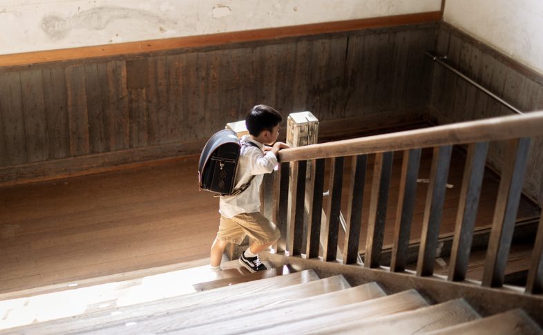 学校の階段 男の子