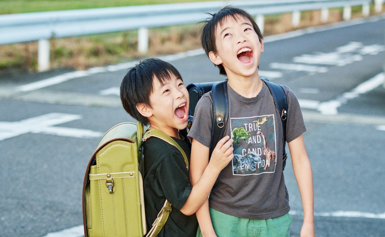 オリーブと黒ブルーのランドセルを背負って笑顔の男の子2人