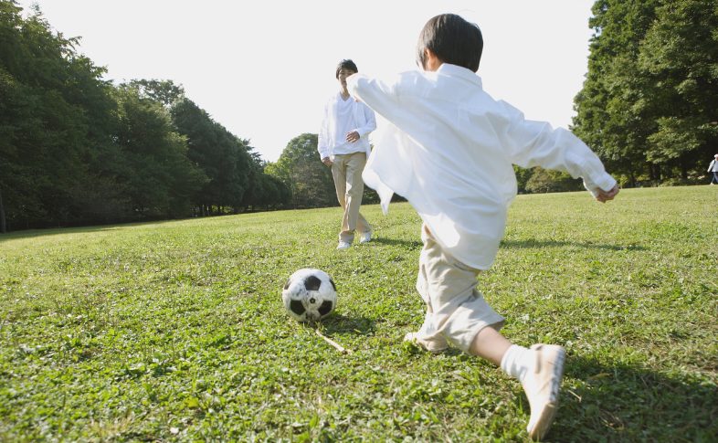 外で遊ぶ子ども