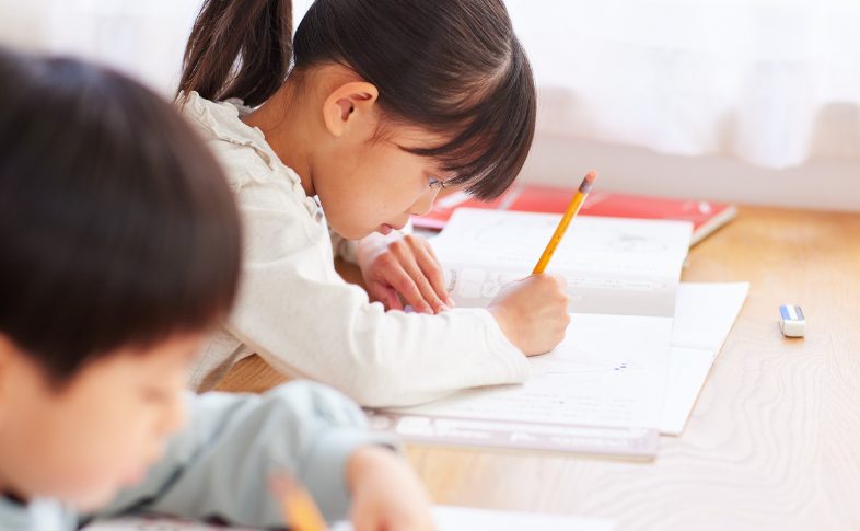 勉強する子ども