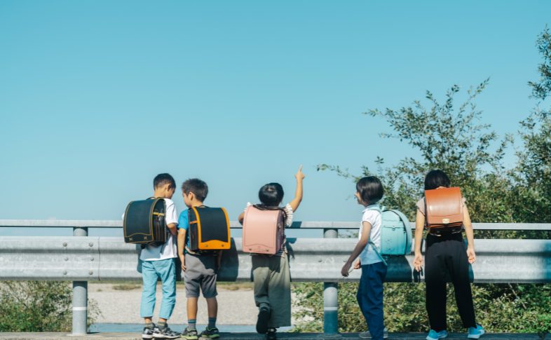 集まる子ども