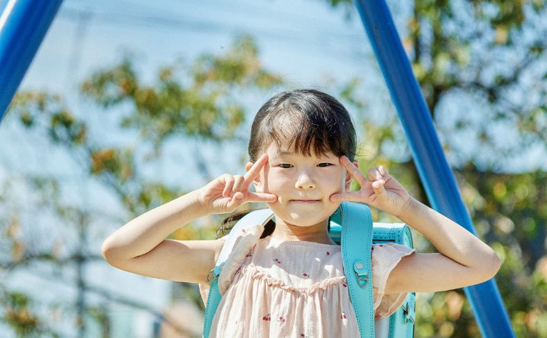 ピースする子ども
