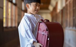 男の子が赤いランドセルを選ぶ際のポイントを紹介