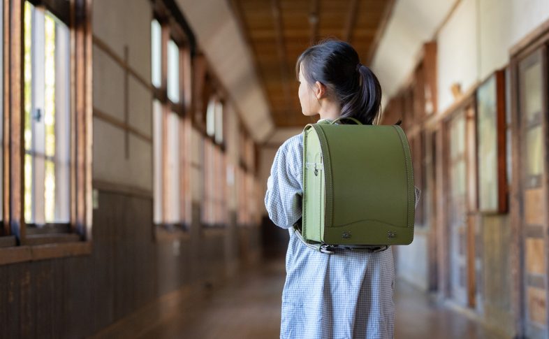 緑のランドセルと女の子 学校